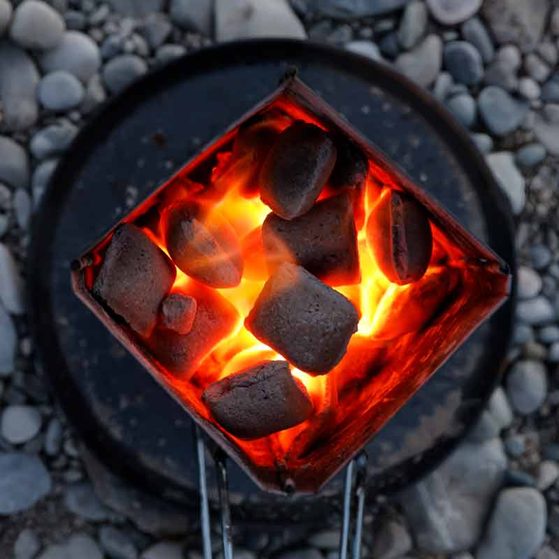 KOKOKO EGGS Kokosbriketts glühen im Anzündkamin Klappkamin