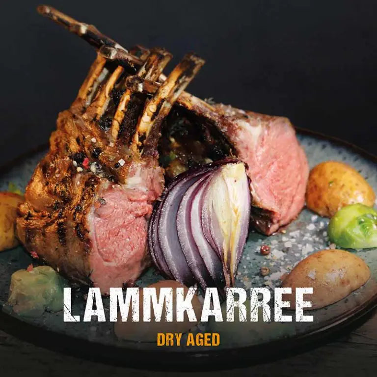 Dry Aged Lammkarre vom Grill mit Gemüse