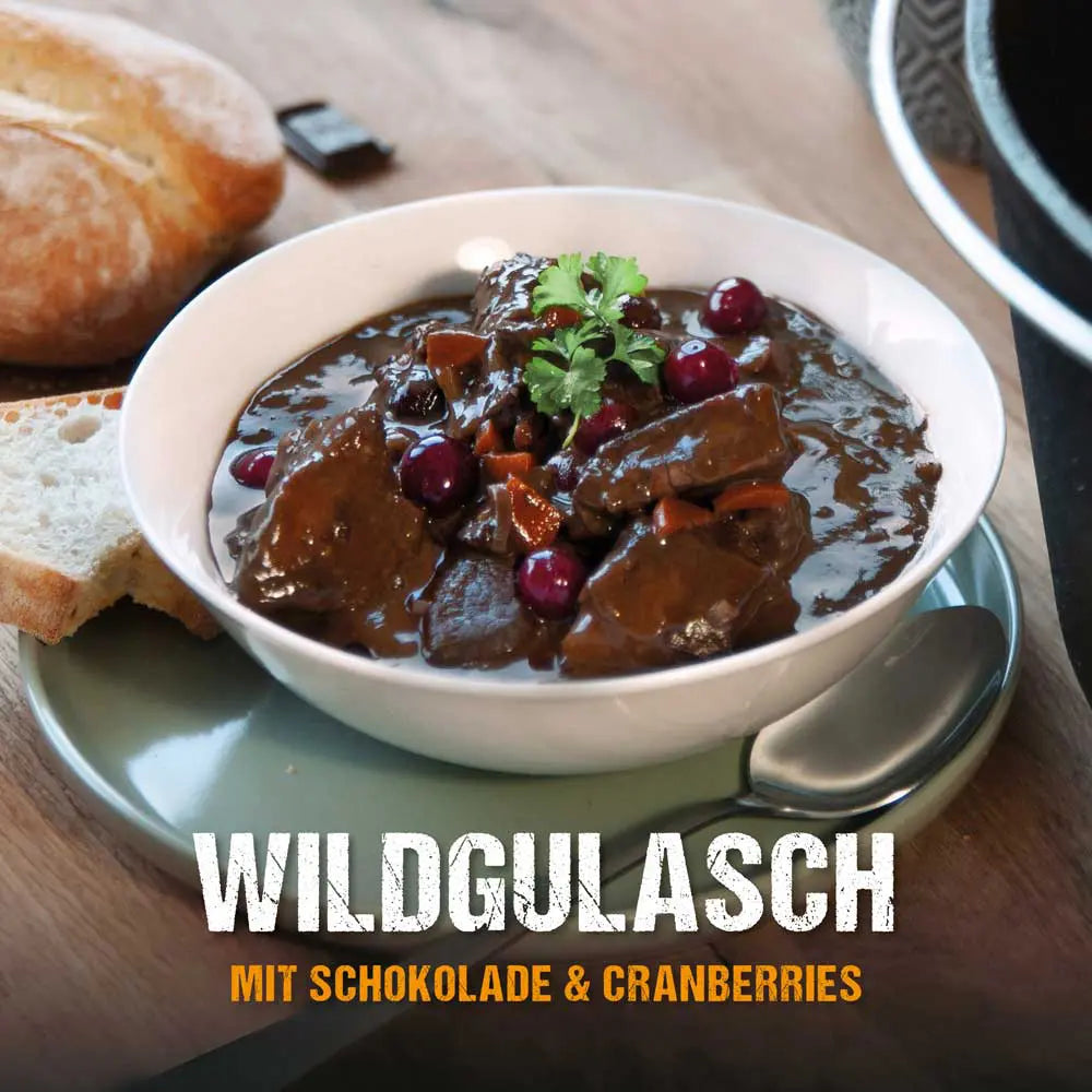Wildgulasch aus dem Dutch Oven mit Schokolade &amp; Cranberris