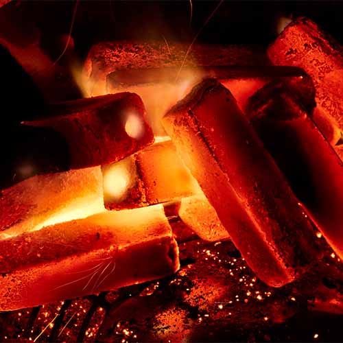 glühende KOKOKO LONG Grillbriketts