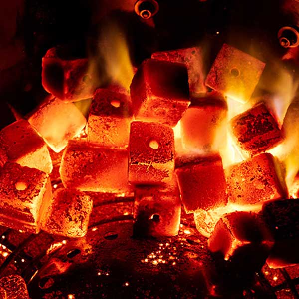 KOKOKO CUBES Grillkohle von McBrikett glühen im Kugelgrill
